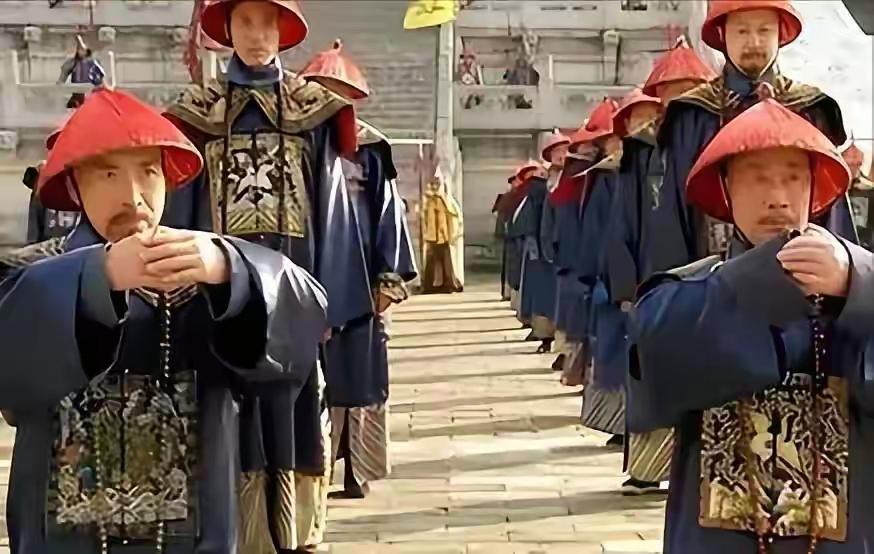 清朝官员退休有个通行成例：不管你官做多大，退休之后大多要返回原籍，若无谕旨，不许