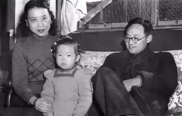 1972年8月，萧珊躺在手术室，她面色苍白，形容枯槁。5天后，巴金焦急地赶往医院