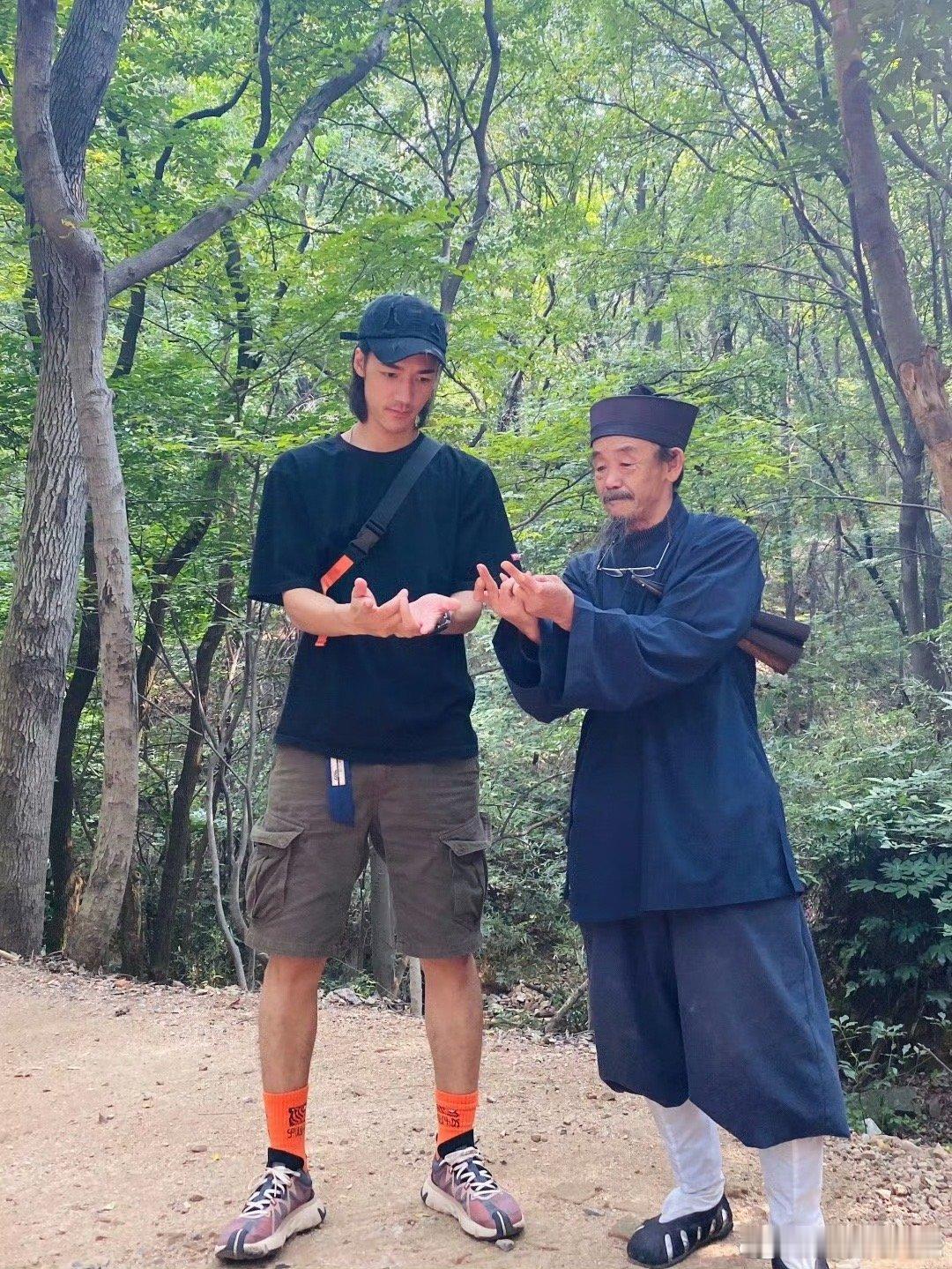 此沙演完杨戬被问要不要当道士 此沙的日常生活也展示了他淡泊且坚韧的一面。他经常分