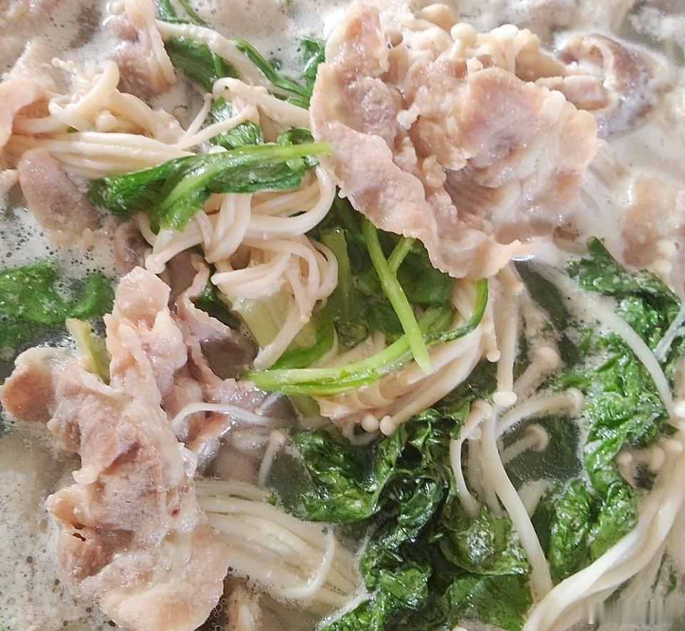 可是吃火锅的时候 姥爷会留给我一大碗肉🥺 上次他们吃的时候正好我在给姥爷打视频