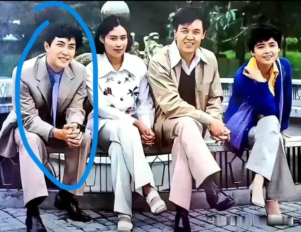 这四个大明星我只认识一个，那就是最左边的卷发帅哥，爱新觉罗·李世民，字孔明。
其