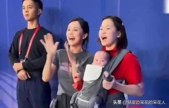 全运会上，全红婵抱着谢思埸几个月大的儿子给他加油，旁边站着谢思埸的老婆，网友都打