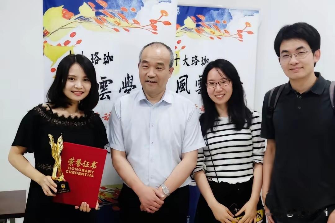 不得不说，作为高知人士，曾某某和付磊教授都是懂得避嫌的。从这张照片来看，真的很难