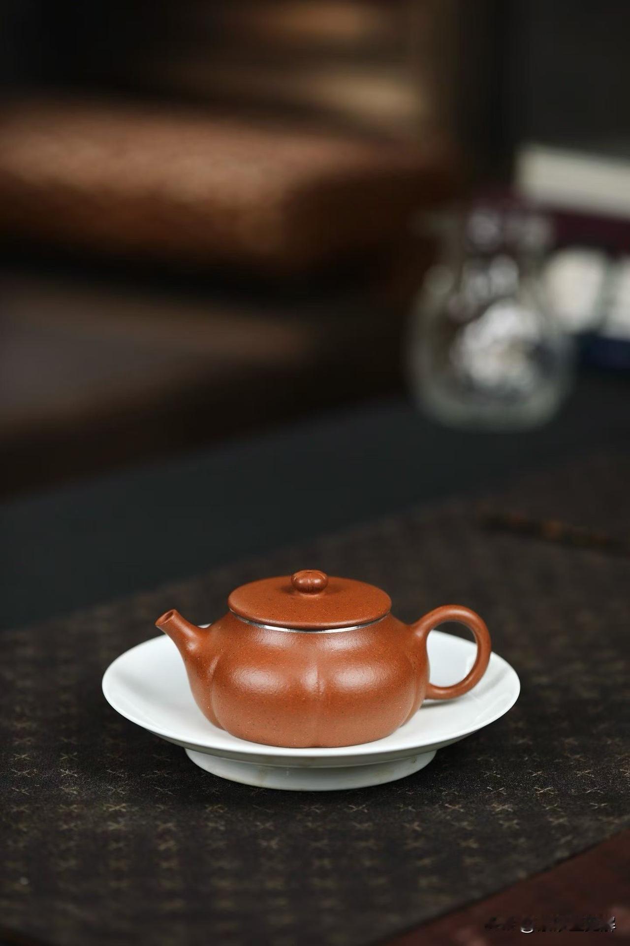 朱泥壶到底是“好养”还是“难伺候”？
很多壶友对新入手的朱泥壶，真是又爱又愁。爱