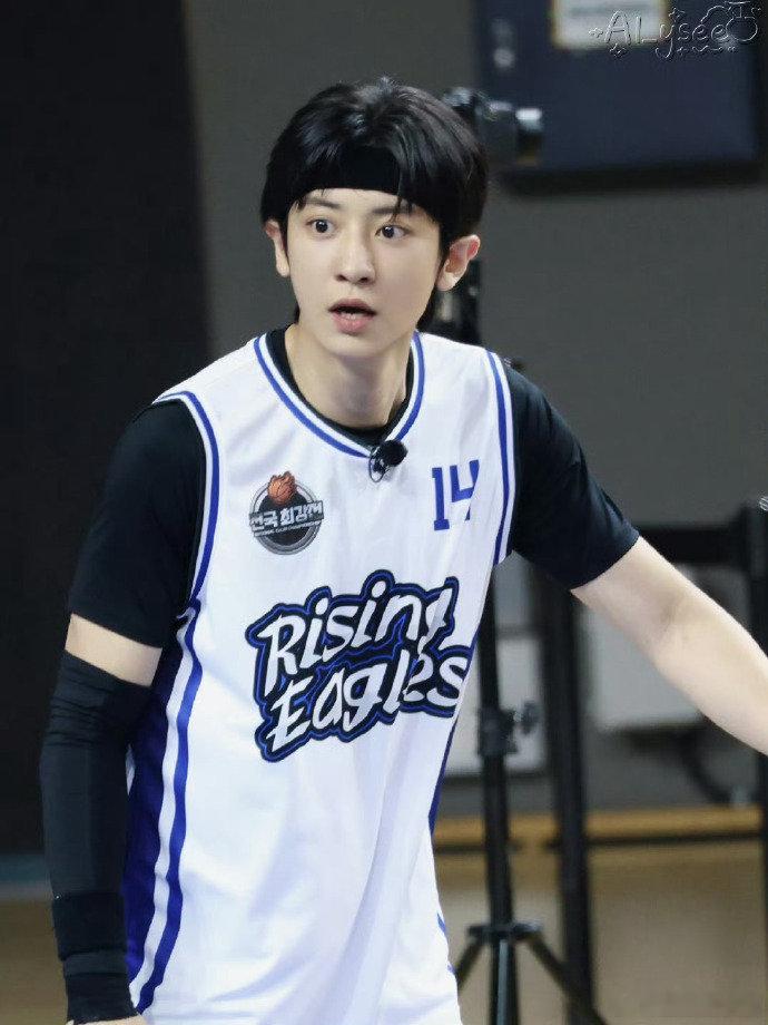 朴灿烈篮球综艺路透 朴灿烈篮球赛生图，长得就很令粉丝放心！ 朴灿烈篮球赛生图