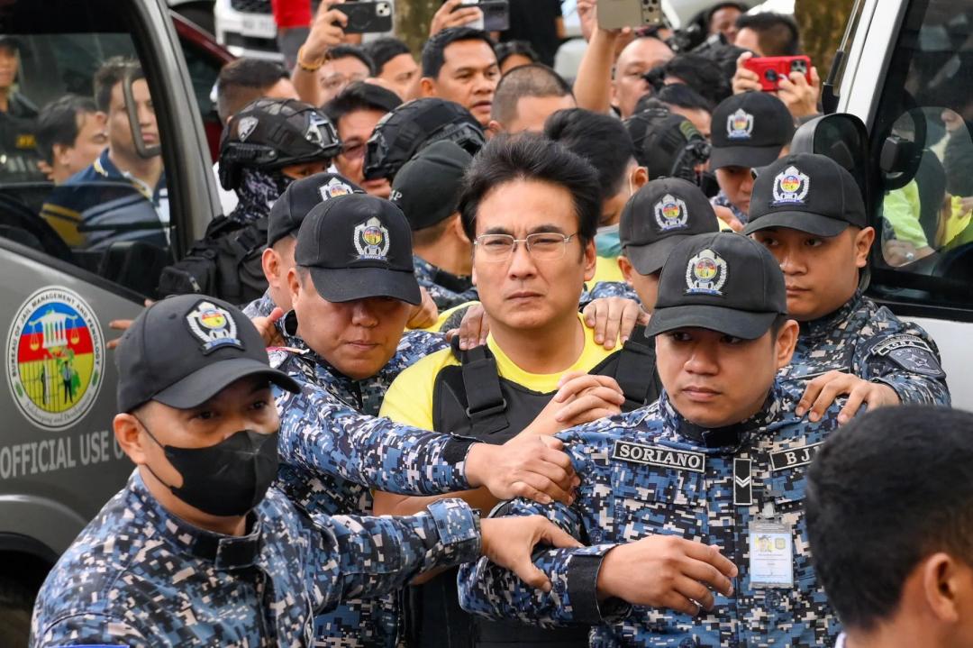 菲反贪法院的麻烦来了！
8月13日，菲公民团体 “挺立菲律宾”前往反贪法院门前示