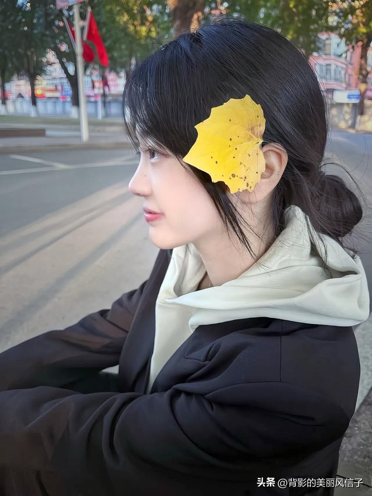 秋日漫步，落叶轻抚发梢，温暖阳光洒满街头。