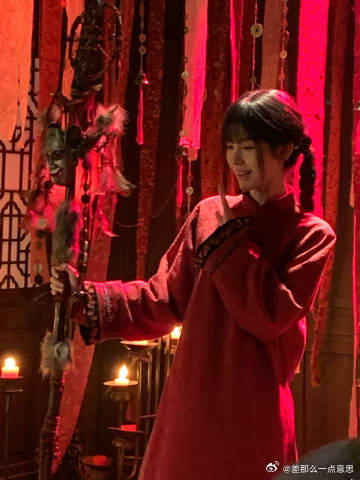 鞠婧祎两套造型两种心境暖阳与烛火分割两种心境，蓝衣是人前伪装的平和，红衣是独处流