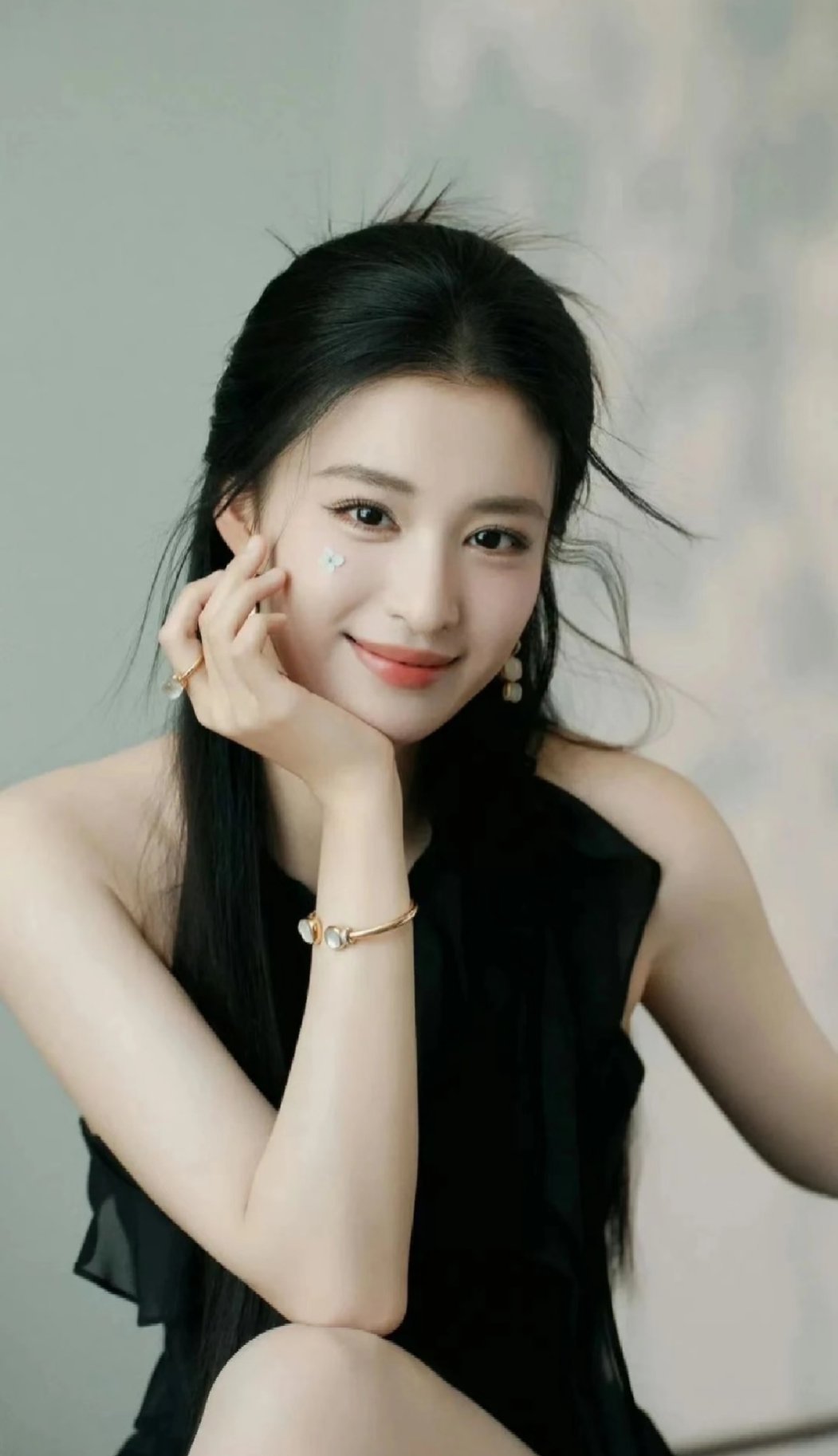 长相大气又有辨识度，仪态特别好，自带古典气质，看着就很舒服顺眼。演戏认真，角色完