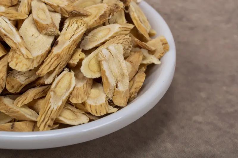 补气血的话，黄芪搭配这几样很不错。
黄芪配当归堪称经典。中医有个名方“当归补血汤