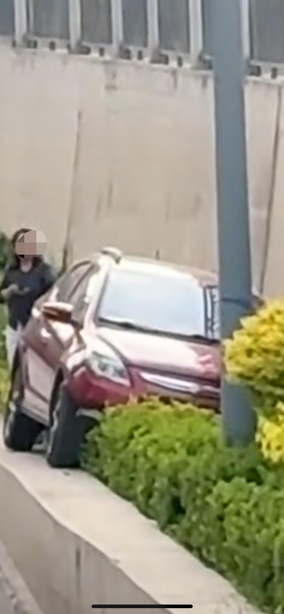 4月26日，山西太原虎峪河快速路一下穿桥附近出了个离谱事儿，女子驾车冲上高台绿化