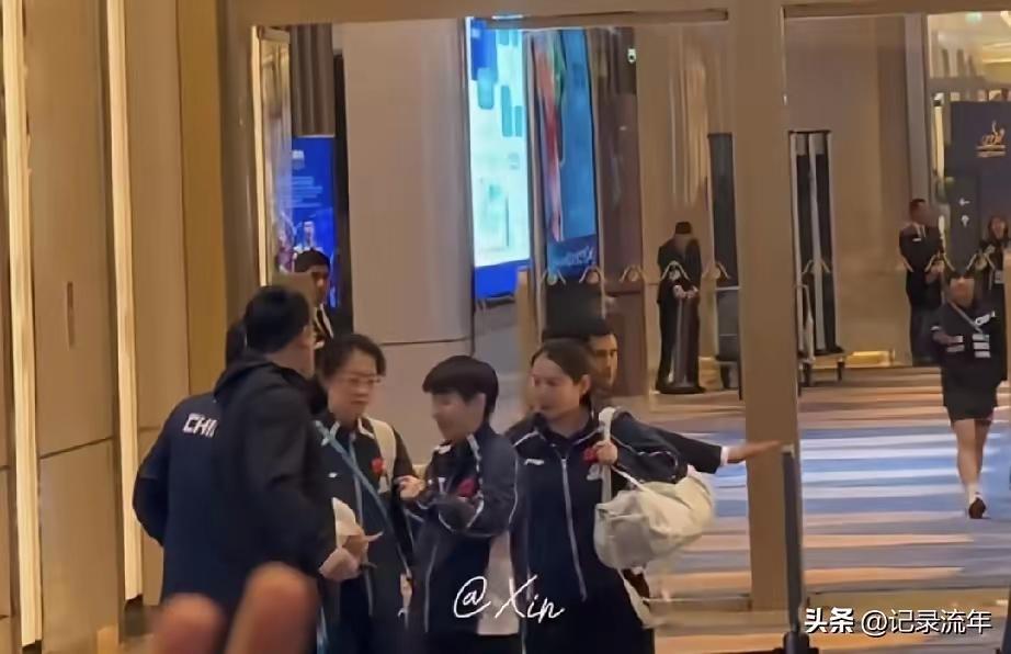 赛后氛围太暖了！孙颖莎夺冠返回酒店，一路都被喜悦包围着。
 
身边的佳佳全程帮她