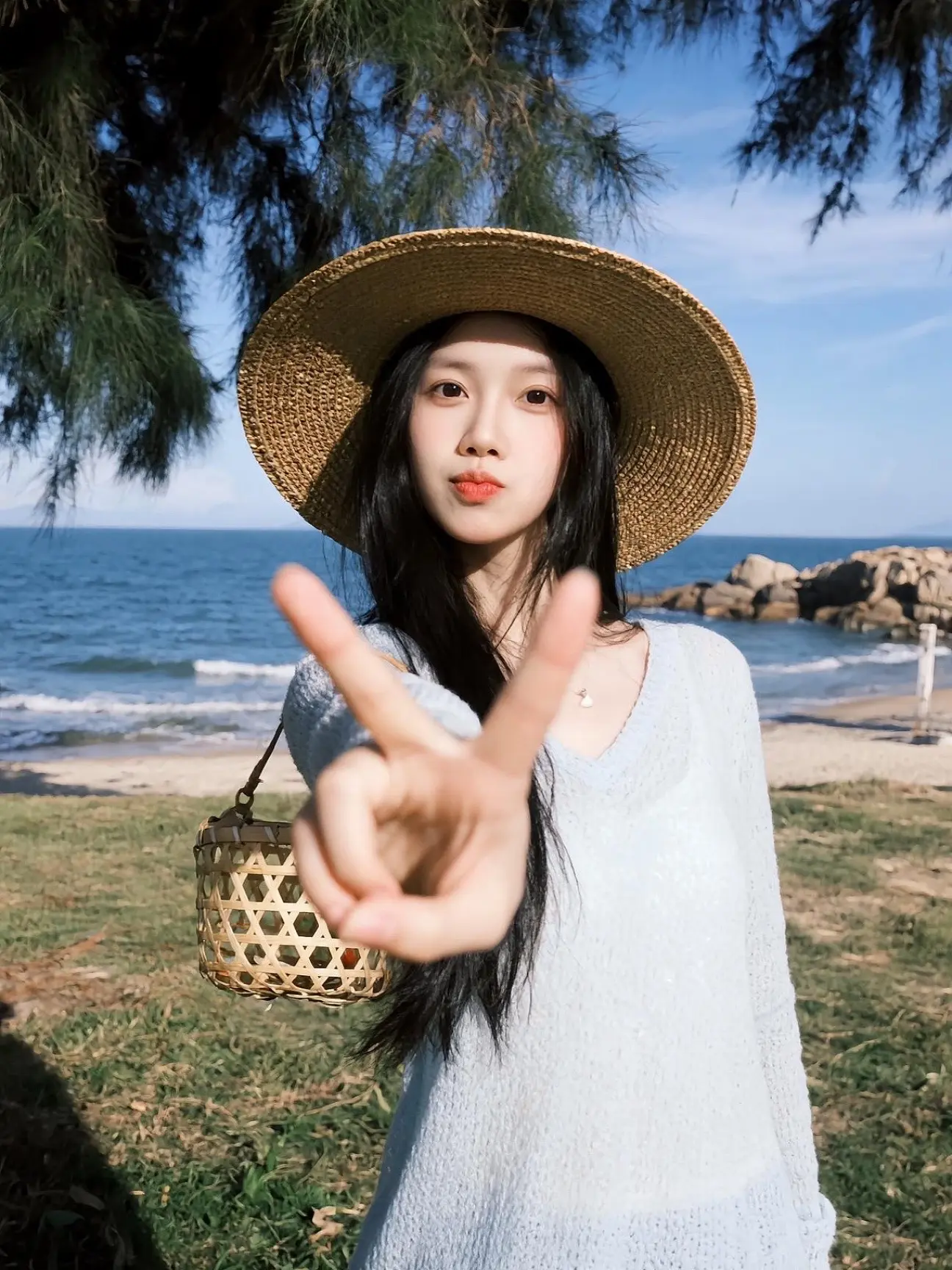 成长的好处是，你试过了很多角色，单纯天真的少女，任性嚣张的女友，绝望无...