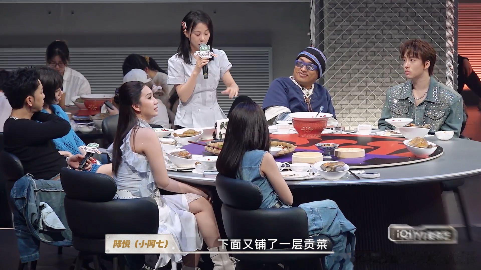 马頔说你是吃了一个成龙吗天才厨人这段点评片段反差感特别强，其他人沉浸在夸张生动的