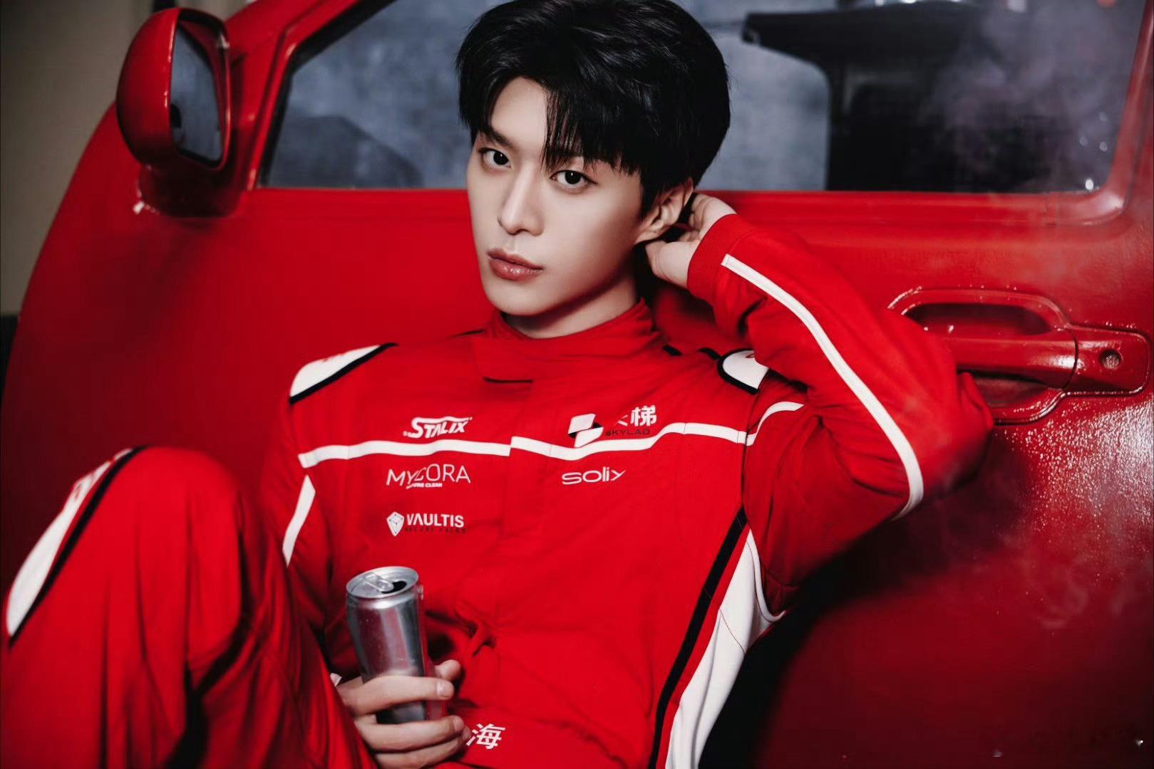 范丞丞穿赛车服太帅了and怀念我去青岛旅游的时候了🌊之前看《左肩有你》（原著《