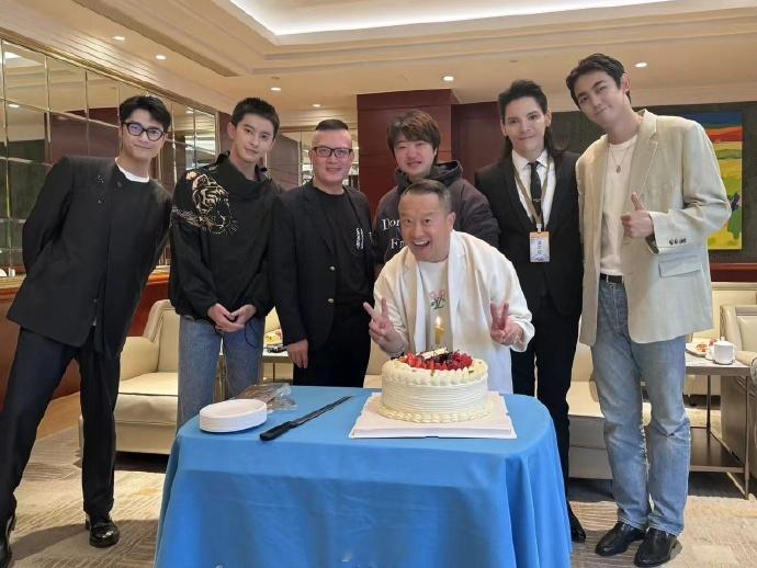 #向佐感谢吴彤# 吴彤与明星们的合影，向佐的感谢，让人对无限超越班2 充满期待。