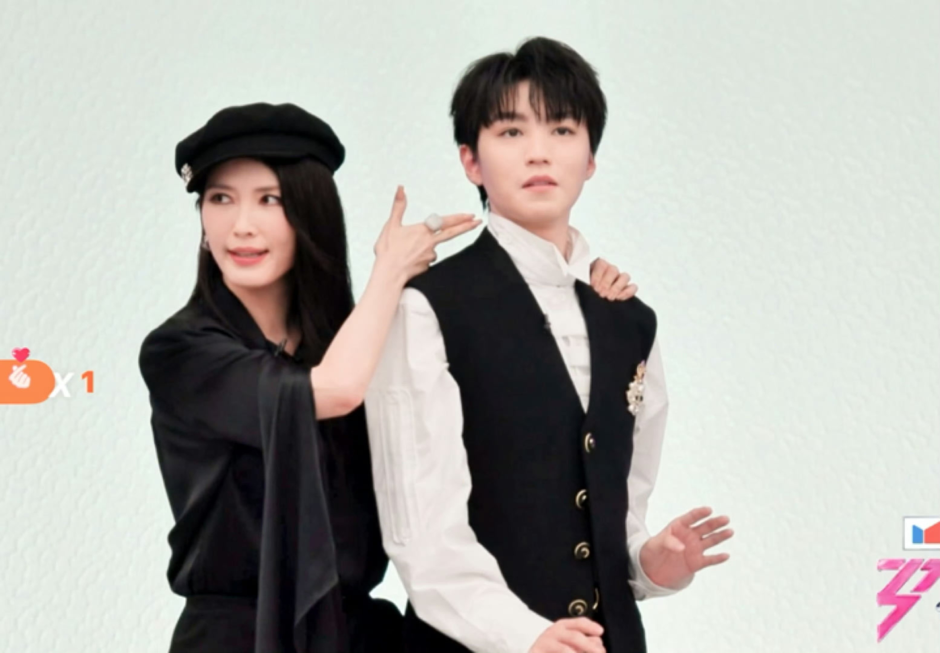 王俊凯徐洁儿撑伞合照王俊凯徐洁儿面具神图从对峙变大片！王俊凯徐洁儿天台同框我直接