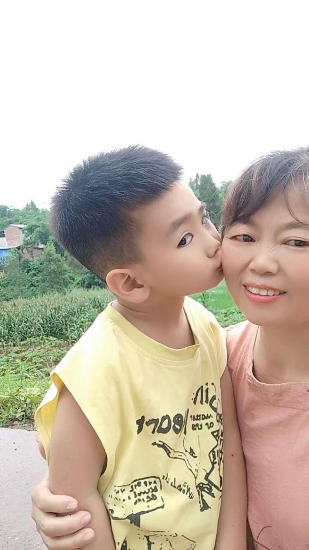 乖巧可爱肉嘟嘟，
爷奶心肝掌上珠。
小嘴轻轻来个吻，
一身疲惫尽皆无。