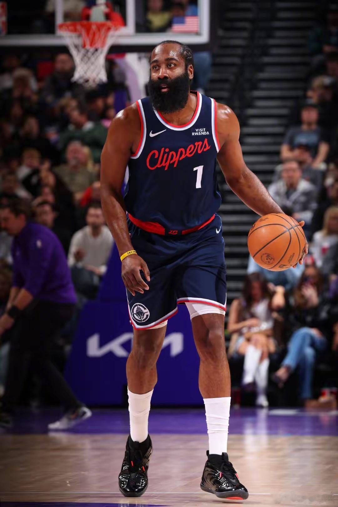 哈登今天的手感真是起起伏伏的。第一节只有4中1，第二节来了个4中3，当你开始觉得