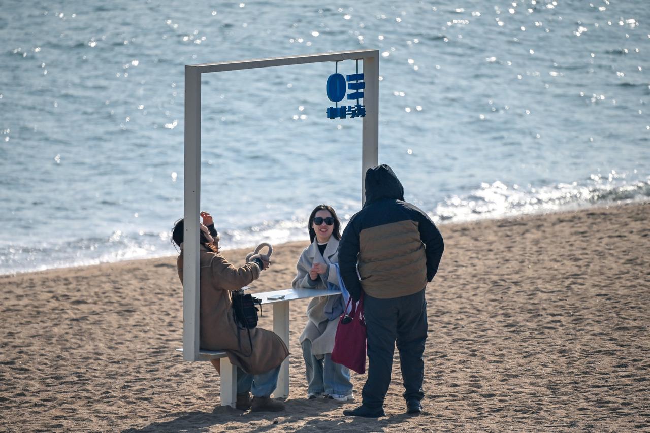 捧一杯热气氤氲的咖啡，坐在明亮的落地窗前，窗外是湛蓝的天空、海浪层叠的海岸……万