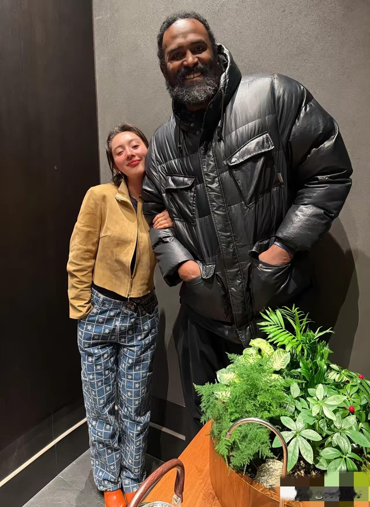 女子小鸟依人，男子高大威猛，两个人站在一起，给人带来的视觉冲击力太大了，从两个人