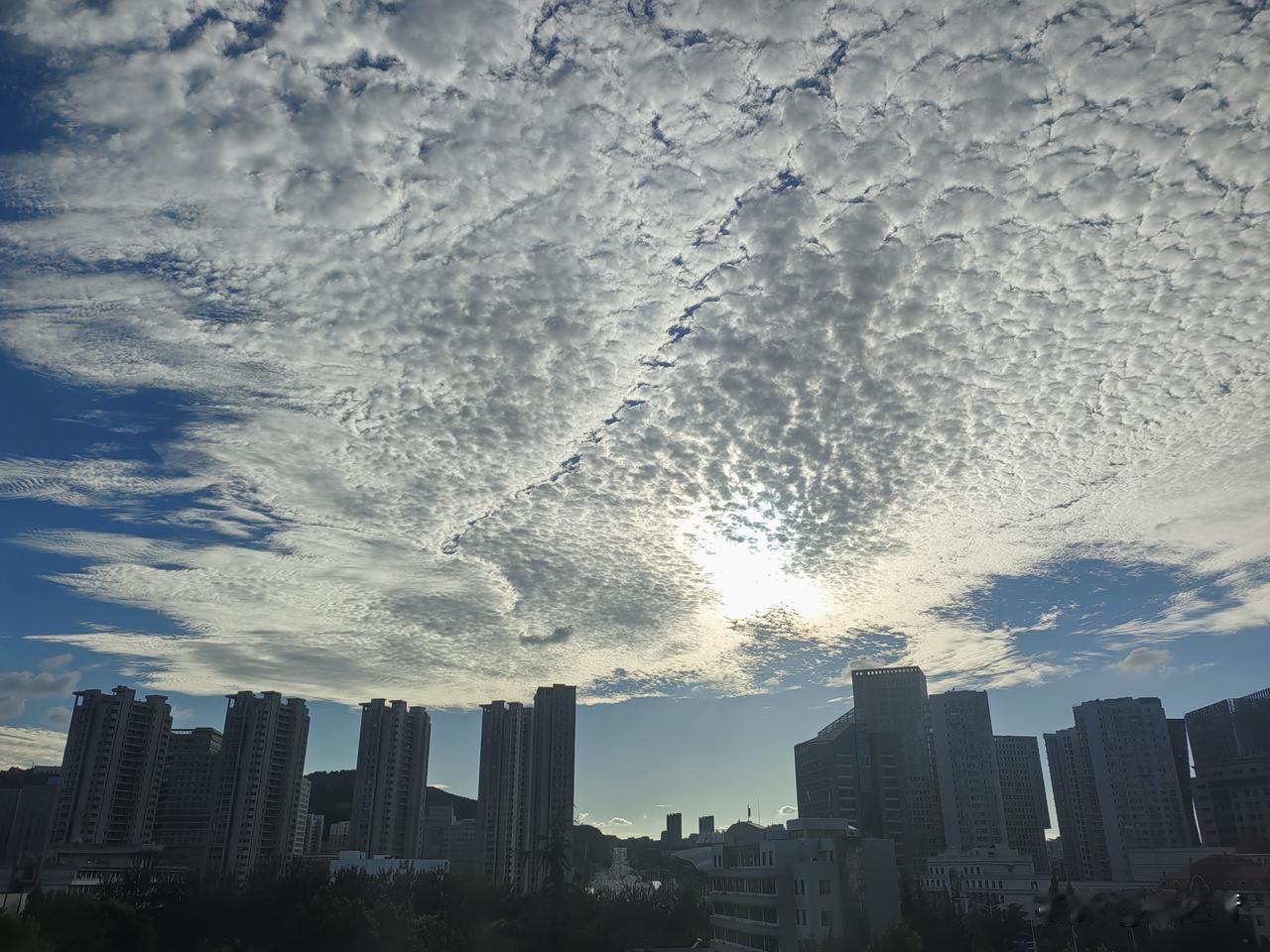 云 秋天岛城的天空格外美丽，云不断变化图案。