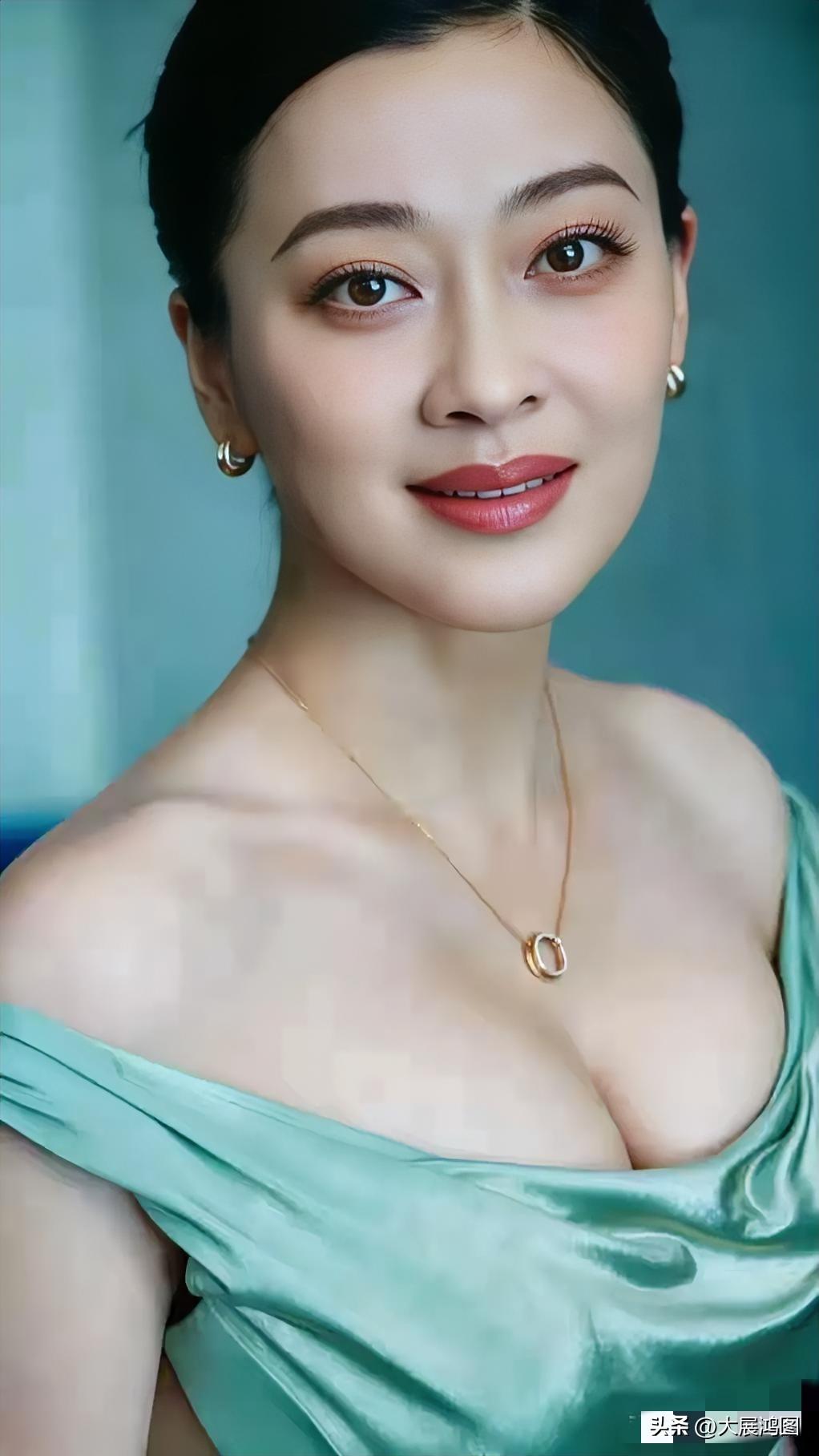 碧玉妆成一树高，万条垂下绿丝绦。碧玉玉 辣绿色碧玉