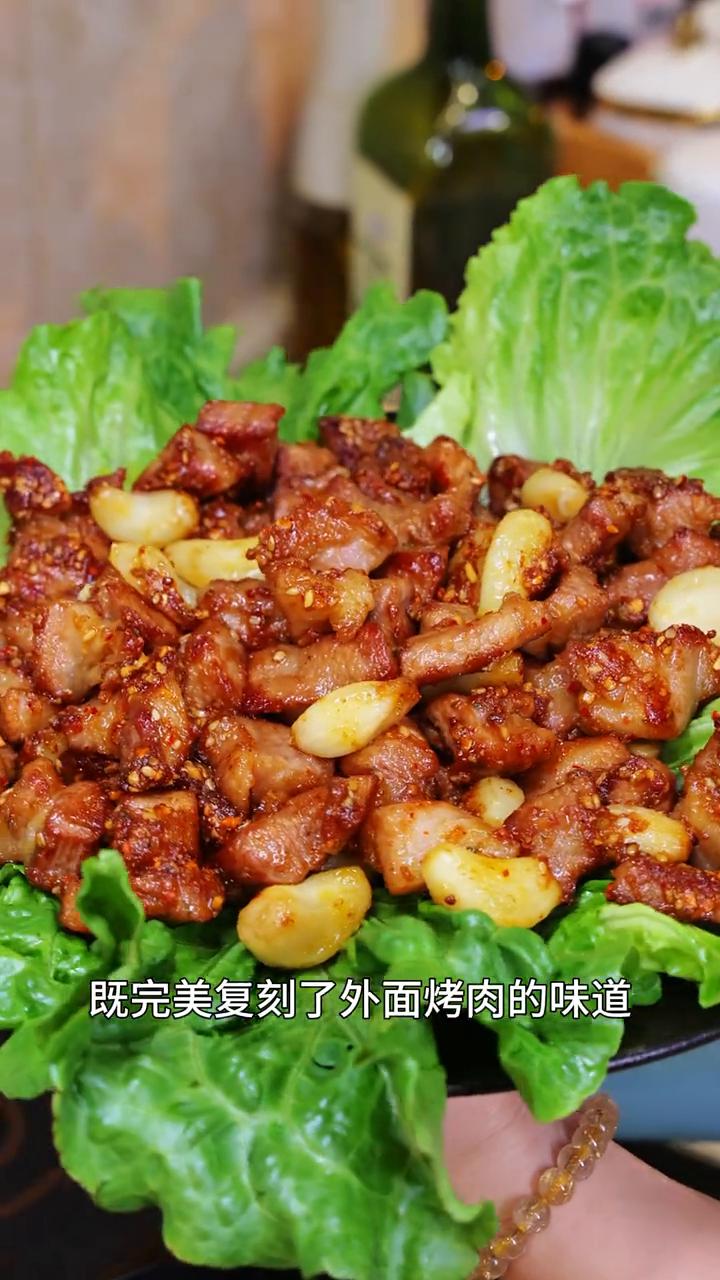 小孩子说又想吃烤肉了，这个简单的家庭版烤肉十分钟就搞定，既完美复刻了外面烤肉的味