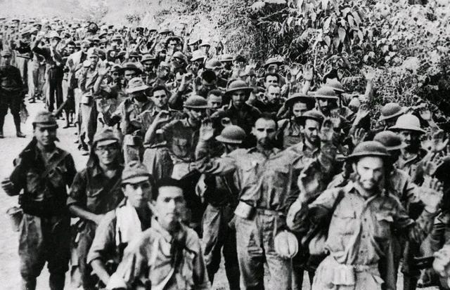 一队美军战俘在赶往战俘营的途中，饥渴难耐，路过水塘时，一个战俘向日军看守用手语请