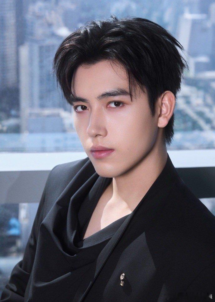 陈飞宇半夜健身偶遇陈哲远 看陈飞宇采访那段我直接笑出来，凌晨两点健身已经够自律了