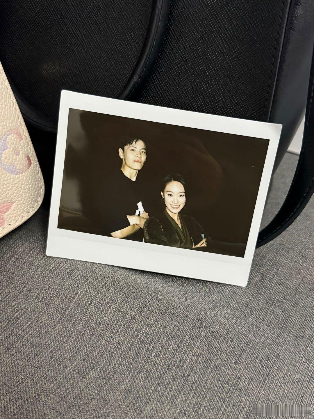 杨舒予杨舒予 20251206瑟琳娜姐姐发的抖音中和小羊合照的拍立得(因我刚认识