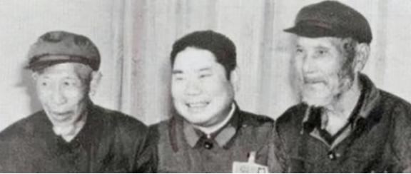 1973年，杨得志下乡看望老战友，却发现老战友生病却没钱治，县委见他生气，急忙解