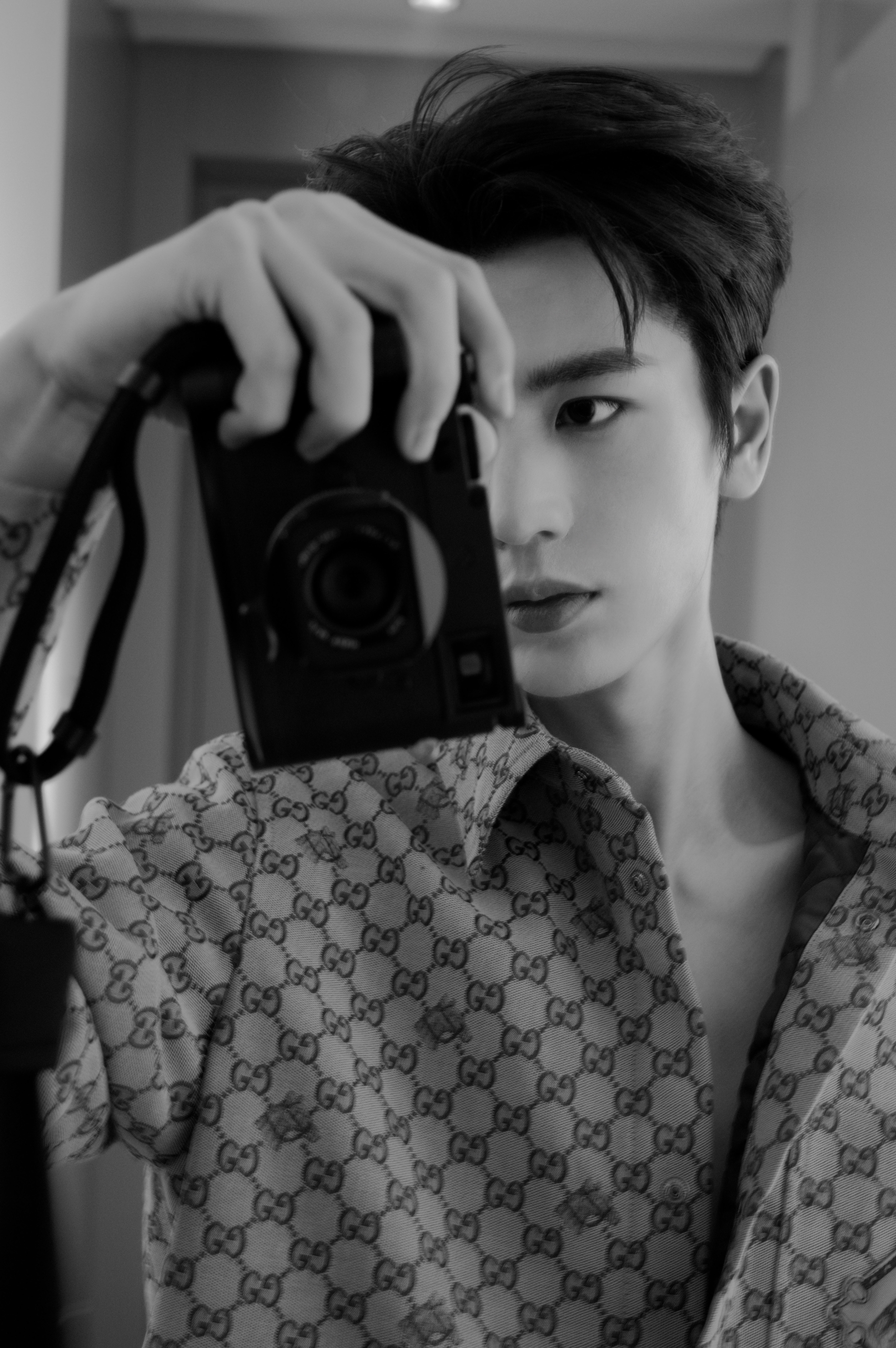 张凌赫车内戴帽自拍 张凌赫车内戴帽自拍📷帅气比耶✌🏻美貌暴击！锁骨杀太诱人了