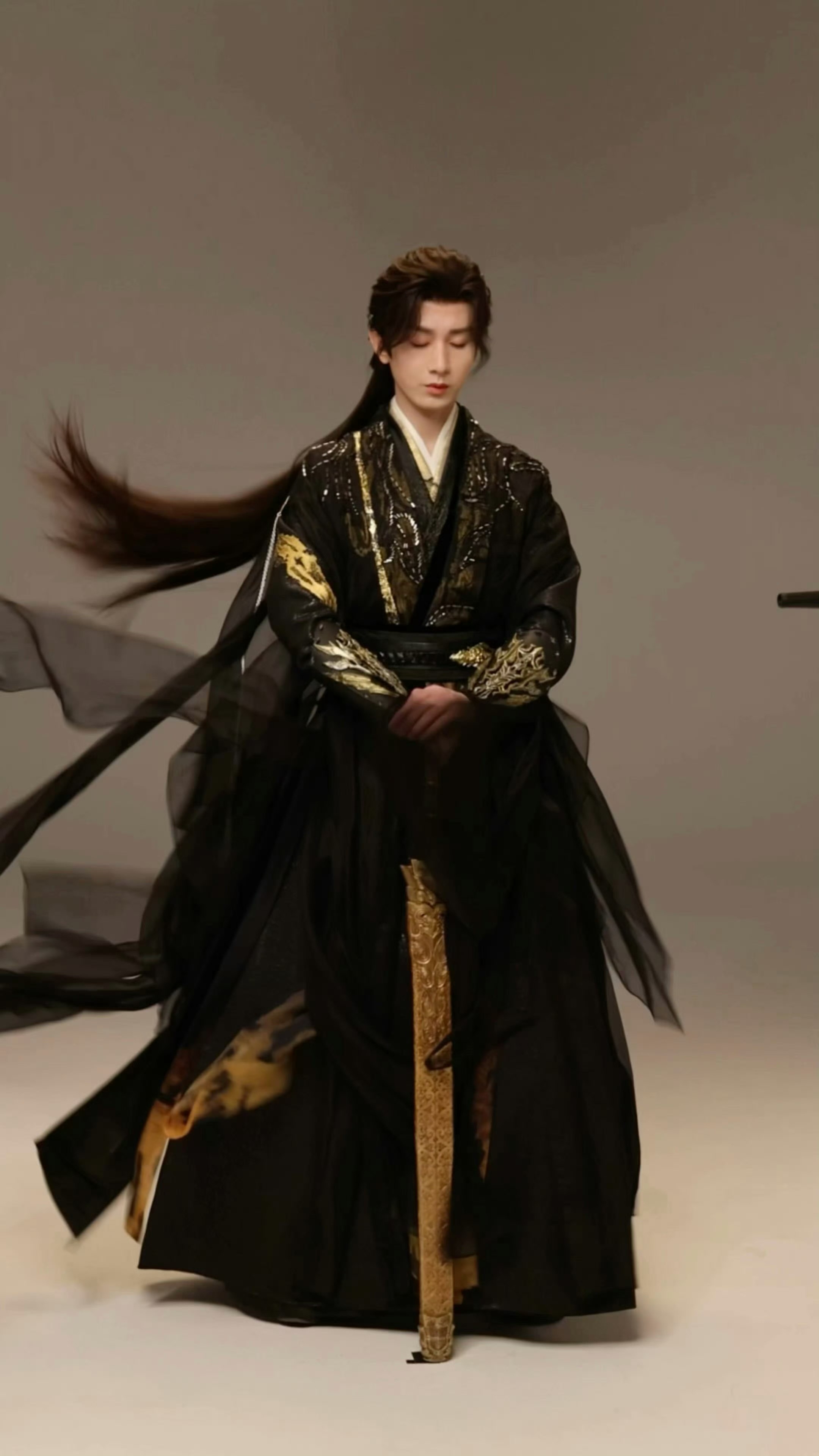 成毅天地剑心cy成毅王权富贵成毅的裙摆翩跹起舞，步态凌云如飞，如翩飞的蝴蝶，也如