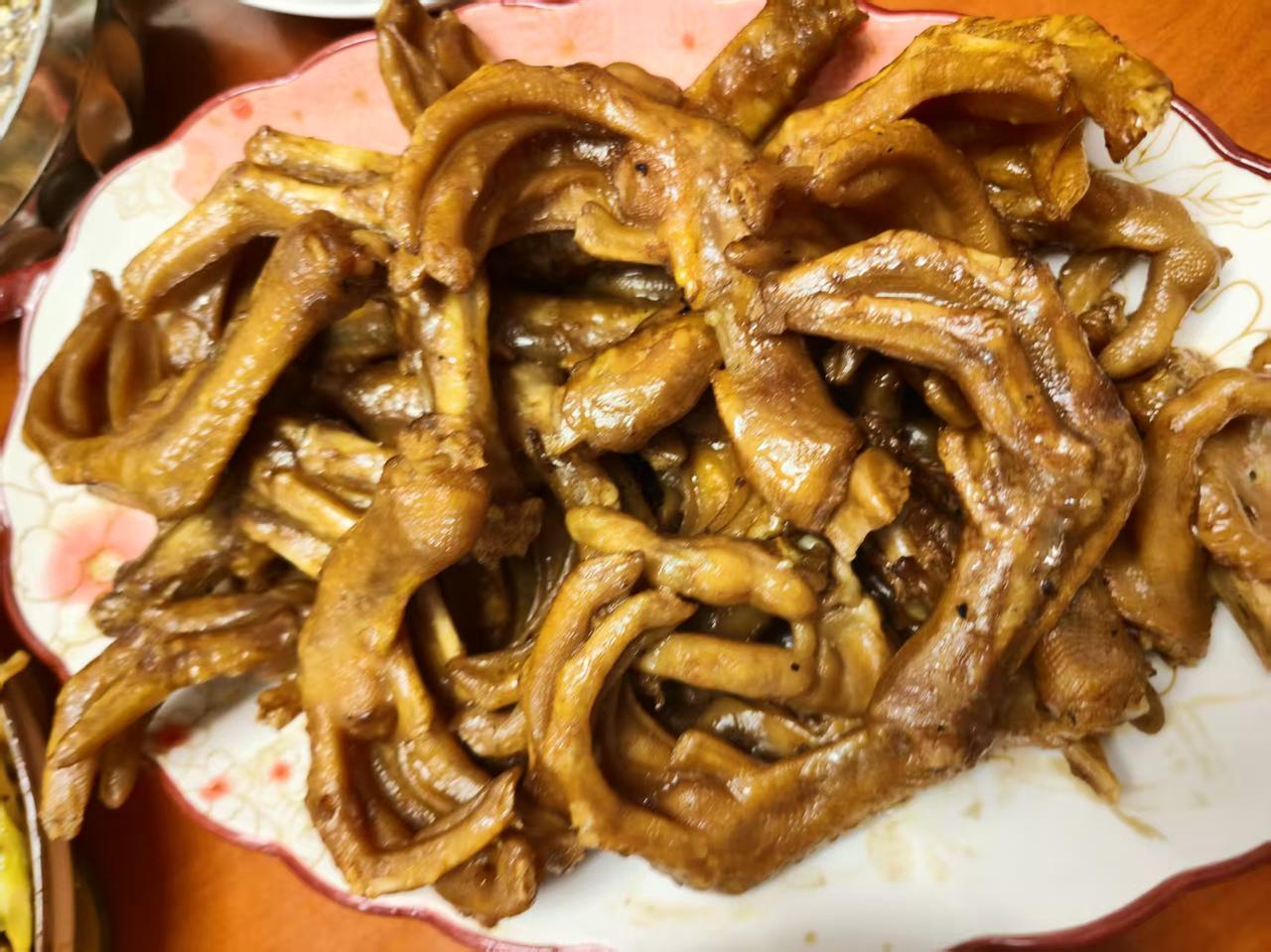 香浓入味，美味可口的红烧鸡爪，快来一起品尝吧。