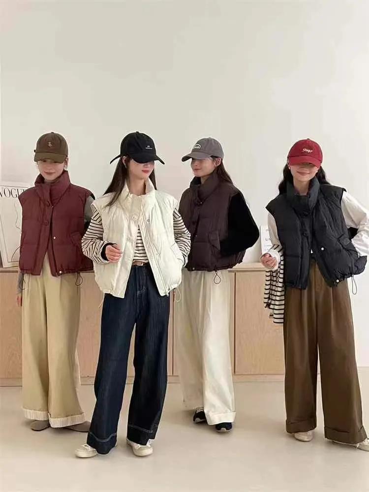 羽绒马甲穿搭示范
阔腿裤+打底衣+羽绒马甲，就是休闲慵懒风；
半身裙+打底衣+马