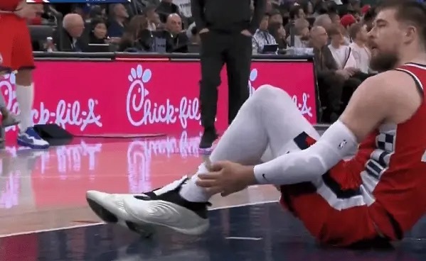 本场比赛祖巴茨不会回归。篮球年末狂欢季