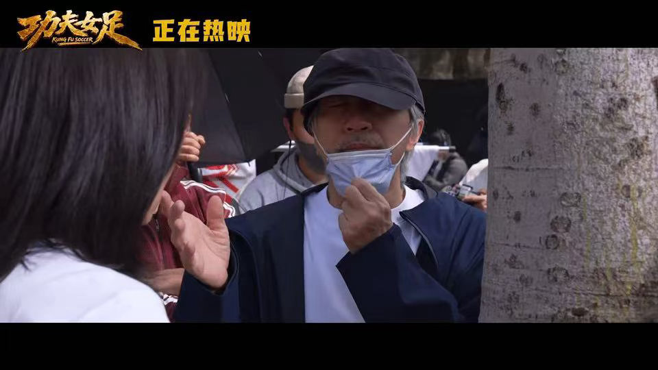 没有比周星驰更爱观众的人了现场影迷一句我们永远站在你的身后，瞬间让他红了眼眶，没