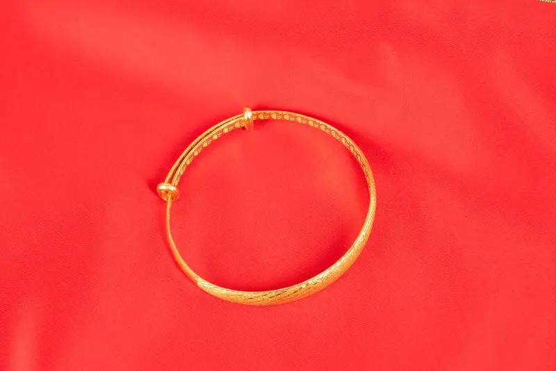 1. 趁金价高偷偷入了个金镯子，怕老公念叨，我硬着头皮说朋友送的。
他拿在手里看