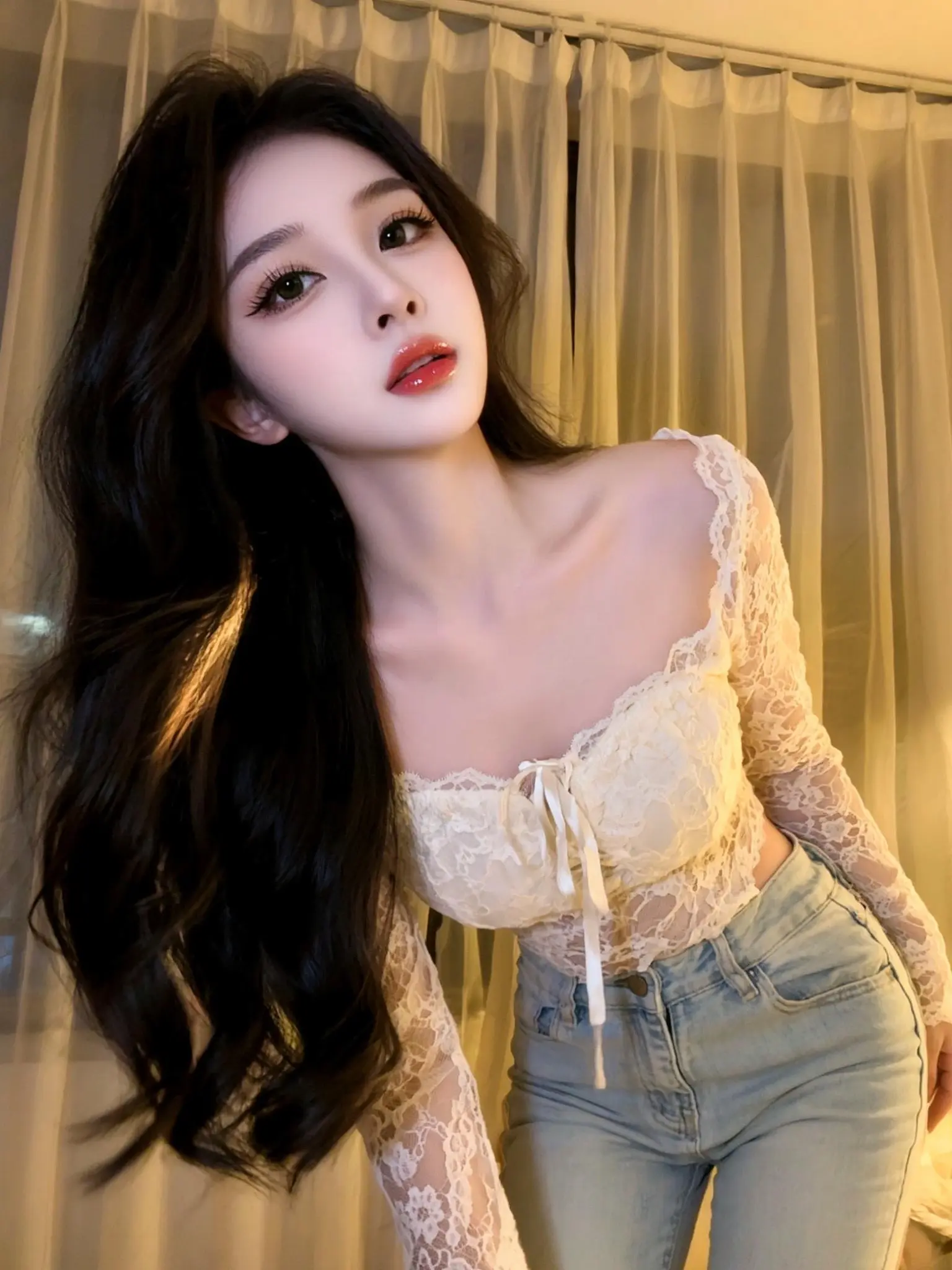 纯欲风蕾丝上衣 温柔纯欲风穿搭分享 蕾丝上衣魅力 露肩吊带 白色蕾丝吊带