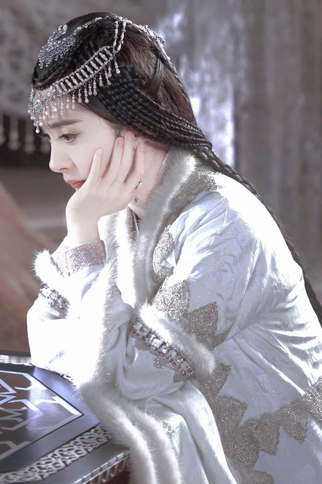 杨幂 💐杨幂宁绣绣💐杨幂生万物💐爱就是融化冰雪的春风，它在顷刻吹暖了心灵里
