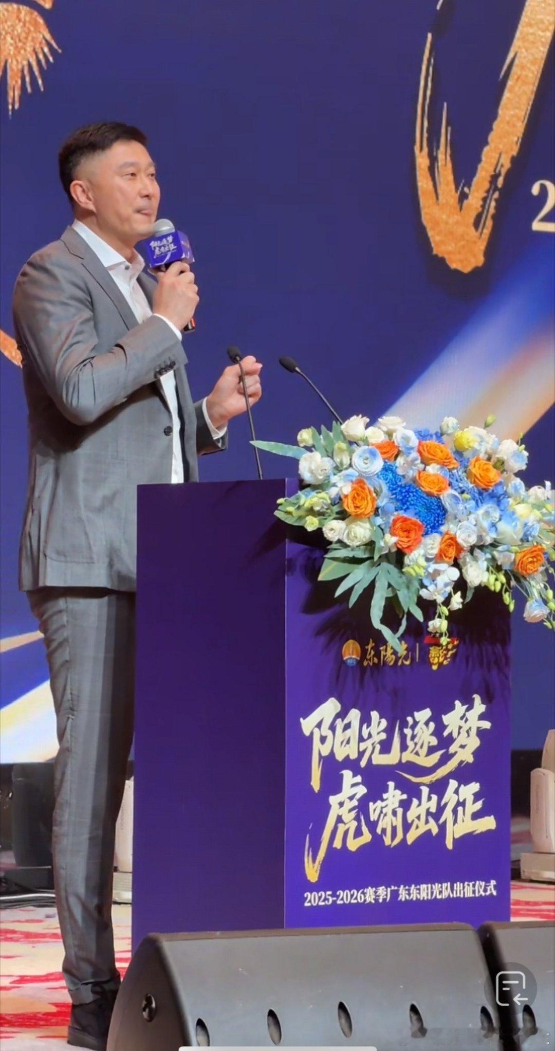 双语脱稿讲话就讲话，别吐信子