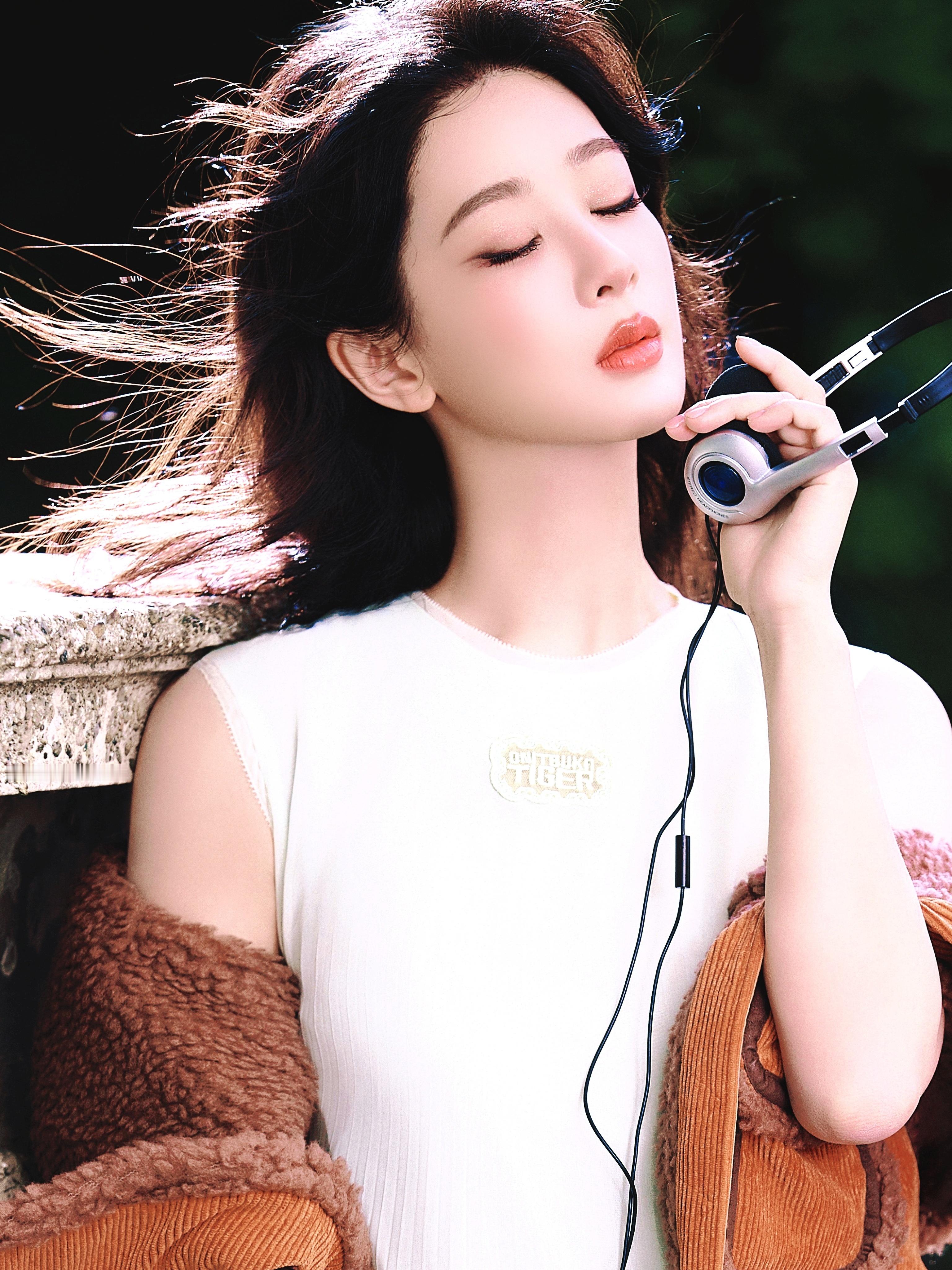 杨紫[超话]鬼冢虎品牌代言人杨紫 吱吱公主好萌好美！被美晕喽[么么哒]学姐，等我
