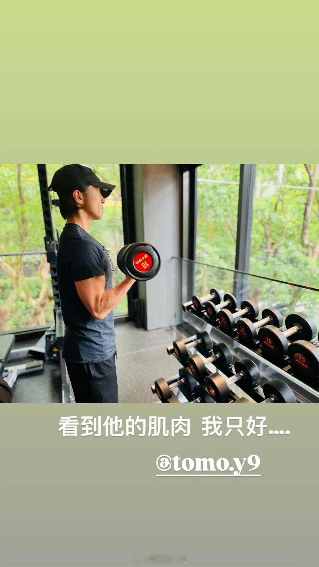 周杰伦看到山下智久的肌肉穿上了外套周杰伦看到他的肌肉我只好穿上外套了哈哈哈哈哈哈