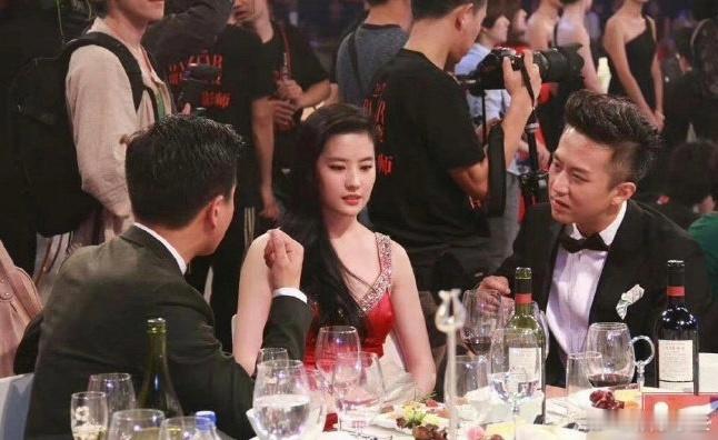 这俩男见到刘亦菲快流哈喇子了，真没眼力劲儿，天仙根本就没聊的意愿吗？[并不简单]