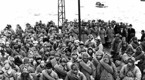1945年，日军被苏联红军被押往了寒冷的西伯利亚。后来，活下来的日军战俘哭着回忆