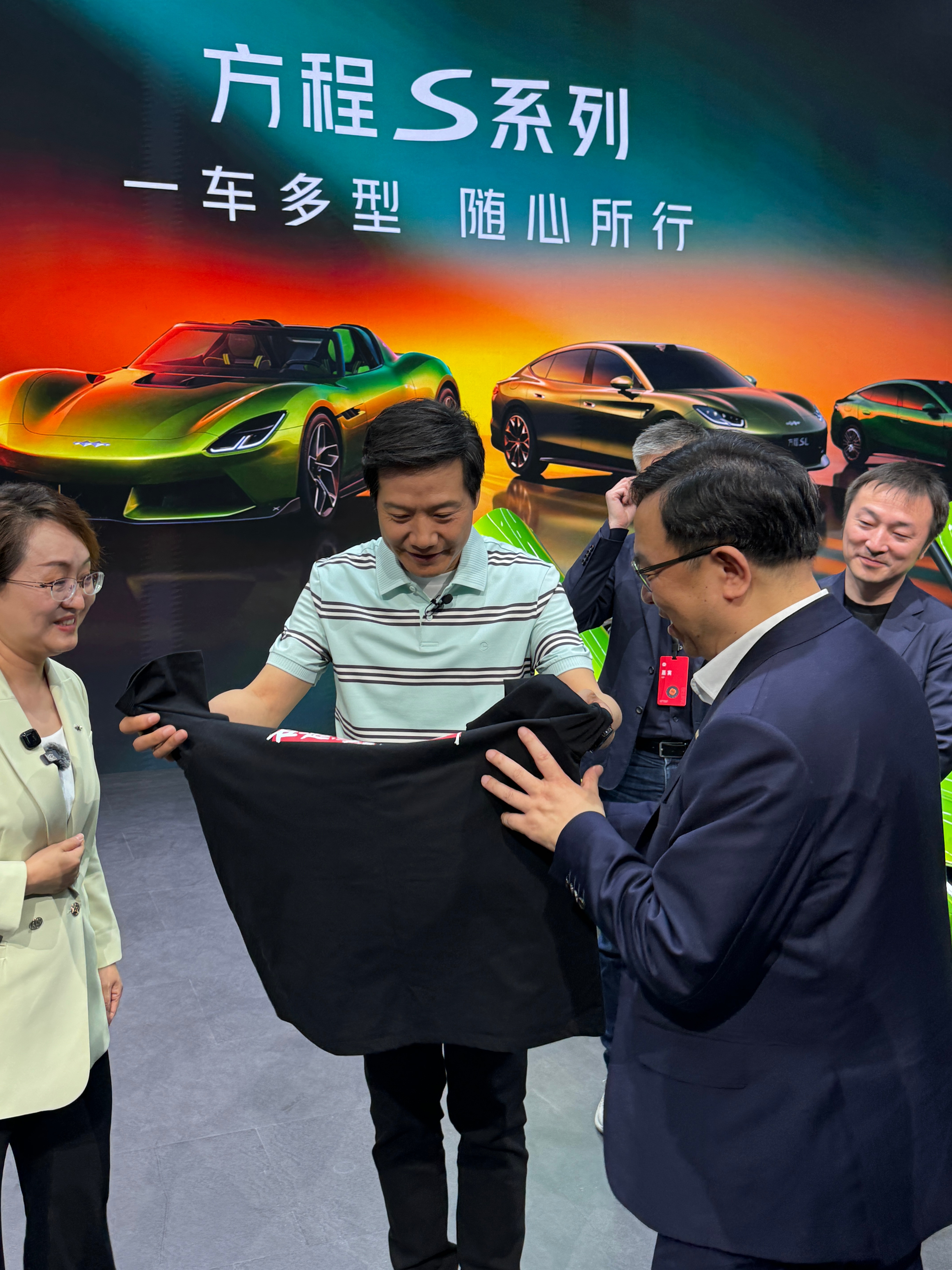 雷军给船夫哥送了一件T恤：「在一起才是中国汽车」 