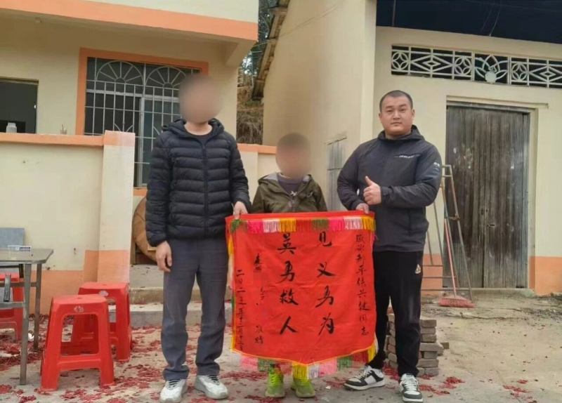 #肇庆市民跳江救起落水男孩#【对话跳入江中救起男孩的肇庆市民：第一次救人，鞋都来