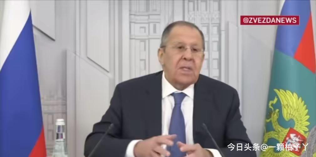 俄罗斯外长拉夫罗夫在接受法国电视台采访时，直接点名批评美国政府高层。他表示，美方