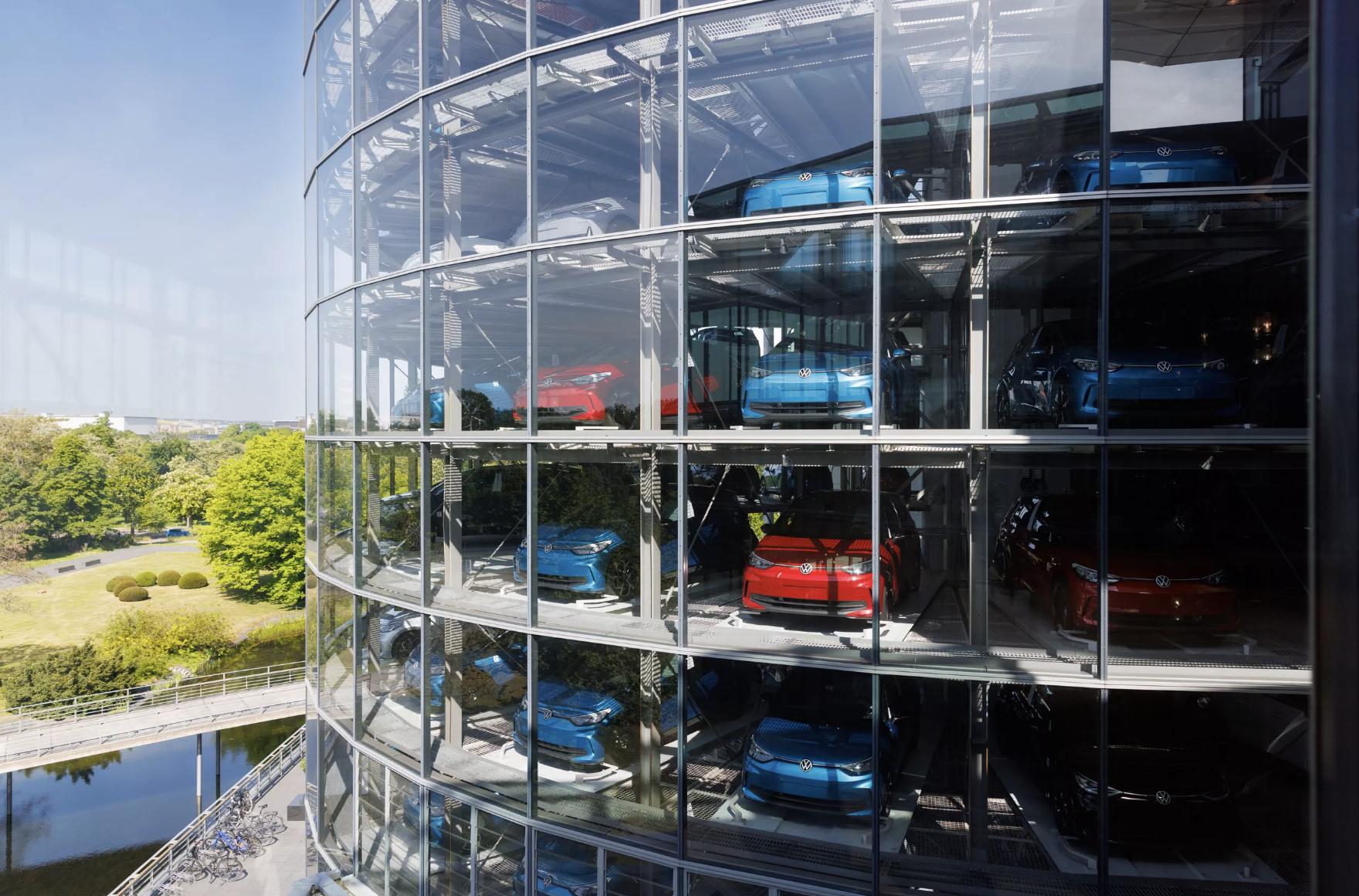 今天，大众德累斯顿工厂最后一辆ID.3电动车驶下生产线，这座运营23年的透明工厂